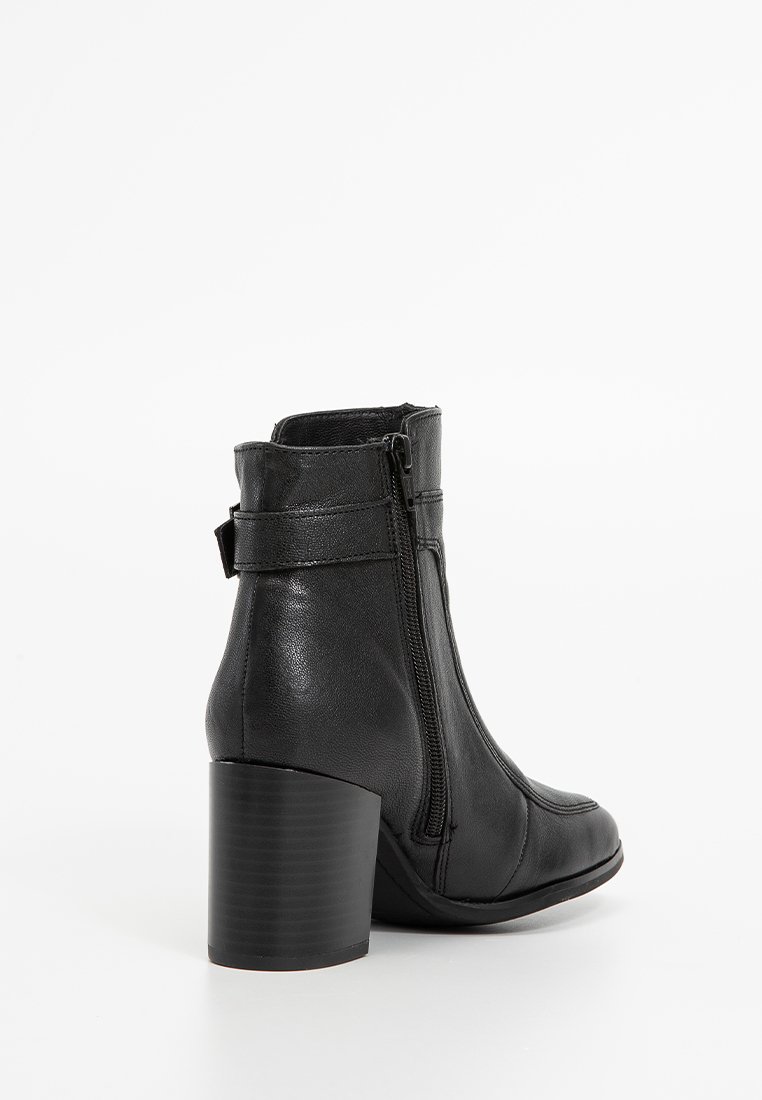Bottines en cuir noir avec un bout rond, une fermeture éclair sur le côté et un talon carré. Présente une texture lisse avec des détails de couture minimaux.