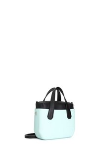 Borsa compatta con corpo verde menta e parte superiore in finta pelle nera, dotata di doppio manico e tracolla staccabile. Dettaglio con superficie testurizzata.