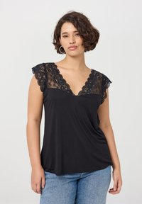 Top nero realizzato in morbido tessuto, con maniche a cappuccio in pizzo e scollatura a V. Il pizzo presenta motivi floreali, aggiungendo texture al design.