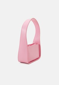 Růžová kožená taška s širokým zakřiveným popruhem, obdélníkovým tvarem a zipovou kapsou. Hladký povrch s minimálním zdobením.