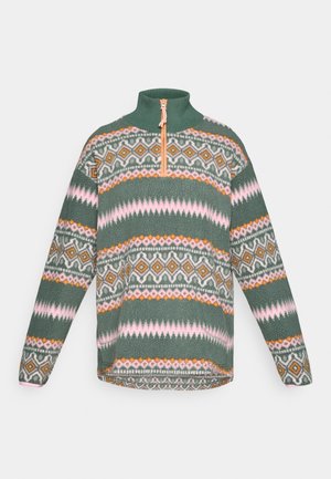 Zielony polarowy sweter z wysokim kołnierzem, półzamkiem, geometrycznymi wzorami w różowym, pomarańczowym i szarym kolorze oraz prążkowanymi mankietami.