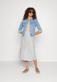 ONLY Tall ONLJOLLA SKIRT - Saia evasé - night sky/cloud dancer