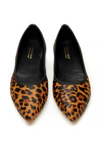 Ballerines à motif léopard avec un design à bout pointu, dotées d'un dessus en fausse fourrure lisse, d'un bord élastique noir et d'un intérieur en cuir.