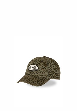 Gorra de béisbol con estampado de leopardo marrón y negro y un parche ovalado blanco con la etiqueta Von Dutch en la parte frontal.