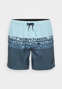 Shorts de bain pour hommes dans un dégradé de bleu clair à bleu foncé, présentant un grand logo de marque noir et une taille élastique ajustable avec cordon.