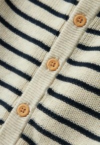 Raidallinen neuletakki, jossa on beige ja laivastonsininen kangas, jossa on ribattu pinta ja puiset napit edessä.