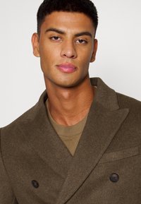 Isaac Dewhirst LONG PEA COAT - Casaco clássico - new taupe