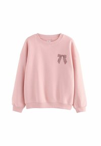 Różowy bawełniany sweatshirt z prążkowanymi mankietami i dołem, z małym graficznym wzorem w postaci paskowaniej kokardy na lewej stronie klatki piersiowej. Okrągły dekolt, luźny krój.