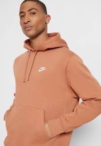 Nike Sportswear SPORTSWEAR CLUB FLEECE - Sweatshirt com capuz - mineral clay