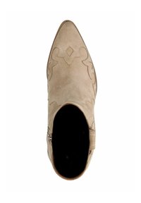 Stivale alla caviglia in suede beige con punta affusolata, cuciture decorative, cerniera laterale e una consistenza liscia. Presenta un design a forma di rombo.