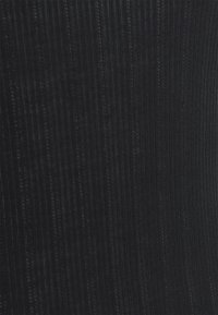 Tissu noir côtelé avec des lignes verticales. La texture semble douce et légèrement extensible, adaptée aux vêtements ou accessoires ajustés.