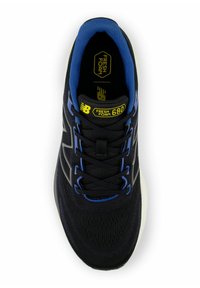 Scarpa da ginnastica nera con accenti blu e una tomaia in maglia testurizzata. Presenta un'etichetta gialla con la scritta "FRESH FOAM 680" e un dettaglio logo grigio.