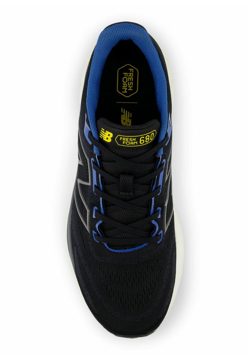 Zwarte sportshoe met blauwe accenten en een gestructureerde gebreide bovenkant. Bevat een gele tag met het label "FRESH FOAM 680" en grijze logodetail.