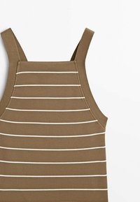 Débardeur côtelé orange avec des rayures horizontales blanches, doté d'un col carré et de larges bretelles. Texture lisse, design simple.