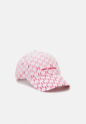 Hvid baseballcap med et pink geometrisk "K" mønster og rød "KARL LAGERFELD" tekst broderet på frontens venstre side.