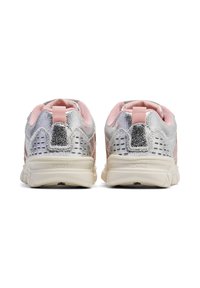 Silverfärgade sneakers med rosa detaljer, mesh-element, vadderade sulor och en dragflik bak; har en stödjande design för komfort.