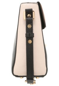 Czarna i jasnoróżowa skórzana torebka o strukturalnym designie, z metalowymi dodatkami w kolorze złotym, odpinanym paskiem i wyraźnym zewnętrznym przeszyciem.