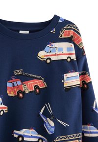 Felpa blu navy con motivo stampato di veicoli di emergenza, inclusi camion dei pompieri, ambulanze e auto della polizia, in colori vivaci.
