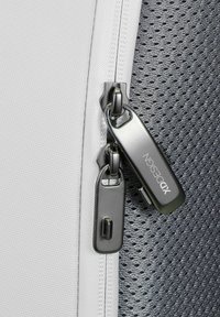 Pochette con zip in rete nera e tessuto bianco, con zip e linguette in metallo argentato. Presenta il marchio sulla linguetta della zip.
