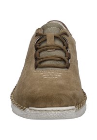 Hnědé semišové tenisky s texturovaným povrchem, kulatou špičkou a šněrovacím systémem; obsahují prošívané detaily a bílou gumovou podrážku.