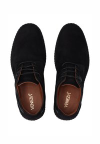 Schwarze Wildleder-Schnürschuhe mit runder Spitze, strukturierten Oberflächen und kontrastierendem braunem Innenfutter. Logo auf der Innensohle sichtbar.