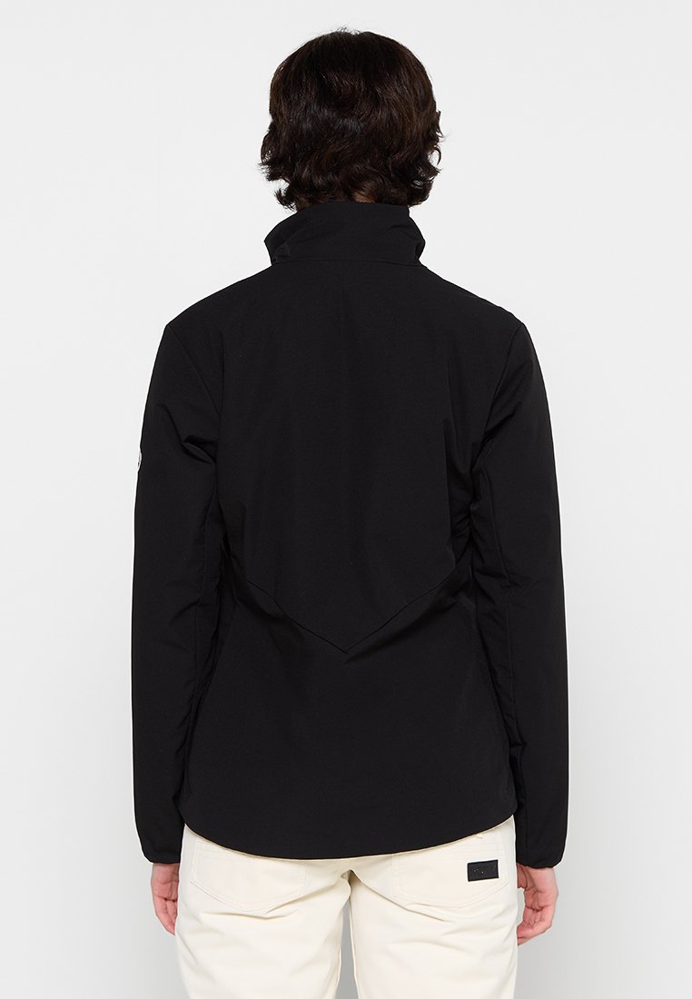 Chaqueta negra con cuello alto, textura suave y un diseño de espalda único. Presenta mangas largas y un corte relajado. Estilo minimalista.