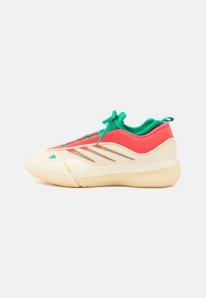 Chaussure de sport multicolore avec un design rose et vert, tige en mesh, semelle rembourrée et accents en caoutchouc blanc. À lacets avec détail de logo.