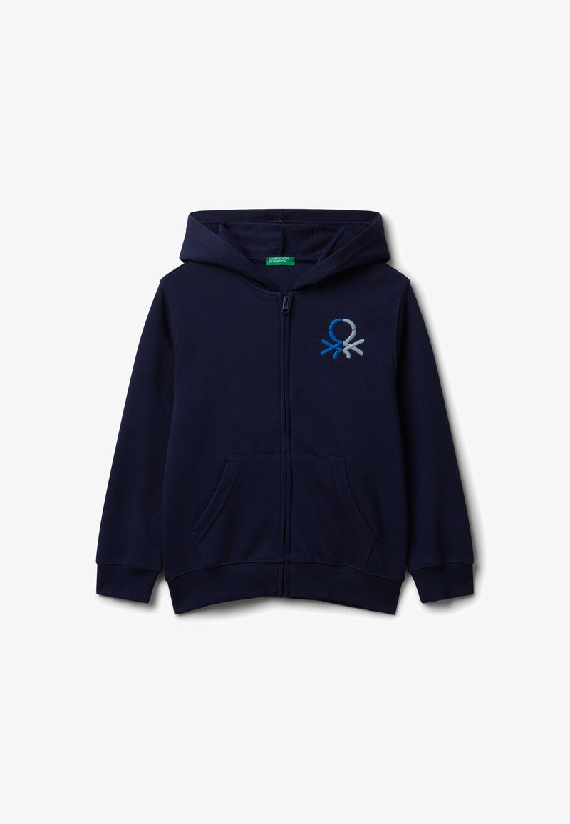 Tmavě modrá mikina na zip s předními kapsami, žebrovanými manžetami, kapucí a malým vyšitým logem v modré a šedé barvě na hrudi.