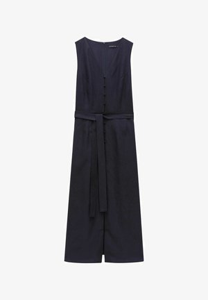 Granatowa sukienka bez rękawów z dekoltem w kształcie litery V, z guzikami z przodu i tkaninowym paskiem w talii. Wykonana z teksturowanego materiału, ma długi, zwiewny fason.