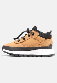 Sneaker in camoscio marrone e rete nera con suola in gomma bianca e nera, dotata di lacci neri e di una linguetta sul retro.