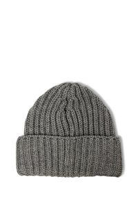 Bonnet gris en tricot avec un motif côtelé, un revers pliable et un tissu texturé. Le matériau semble doux et chaud, adapté aux temps froids.