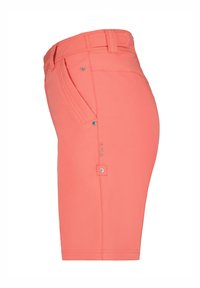Shorts ajustés de couleur corail avec poches avant, passants de ceinture et petits boutons métalliques sur un fond blanc uni.