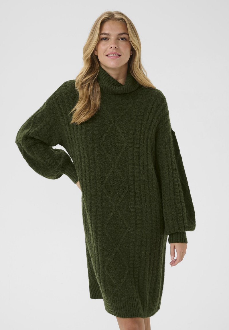 Abito in maglia con collo alto, verde scuro, con texture a trecce, maniche lunghe, lunghezza a metà coscia e polsini e orlo a coste.