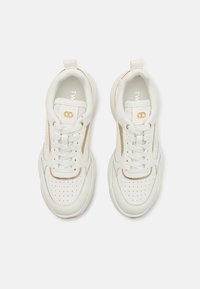 Witte sneakers met gouden accenten, voorzien van een geperforeerde neus, platte veters en een gevoerde zool. Geproduceerd met textiel en synthetische materialen.
