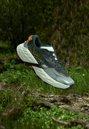 Leichter Laufschuh für den Außenbereich mit grauem Mesh-Obermaterial, dunkelgrünen Akzenten und orangem Fersenlasche. Verfügt über eine gepolsterte, strukturierte Sohle für besseren Halt.