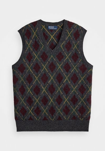 Colete de malha sem mangas em cinza escuro, com padrão de losangos argyle em burgundy e verde e linhas costuradas em amarelo, gola em V.