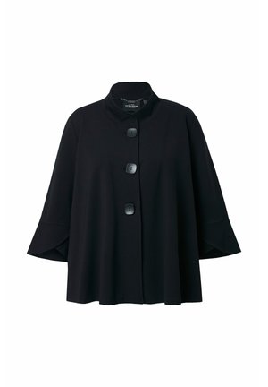 Chaqueta negra corta con tres grandes botones cuadrados y mangas anchas, que presenta un cuello alto y un ajuste holgado.