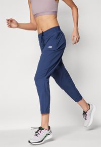 New Balance SPORT ESSENTIALS PERFORMANCE PANT - Spodnji deli trenirk - navy