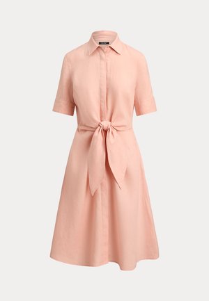 Roosa linase särgikleit lühikeste varrukatega, ees nööpidega ja vööümbrisega. Omab klassikalist kraed ning ulatub põlveni.