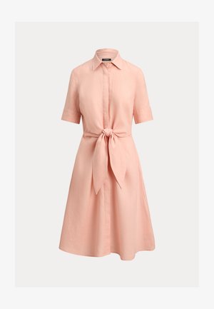 Roosa linase särgikleit lühikeste varrukatega, ees nööpidega ja vööümbrisega. Omab klassikalist kraed ning ulatub põlveni.