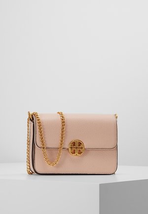 Beige leren crossbody tas met een gestructureerde afwerking, gouden kettingband en een ronde gouden logoklem op het voorflapje.