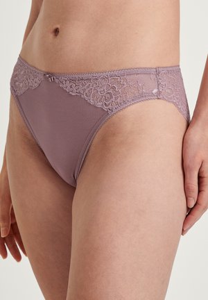 Licht mauve onderbroek met bloemenkantdetail bij de taille, zachte stoftextuur en een klassieke snit die comfort en pasvorm benadrukt.