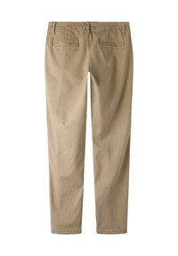 Pantalons en coton beige à coupe droite, dotés de deux poches arrière et d'une texture lisse. Pas de motifs ni d'ornements visibles.