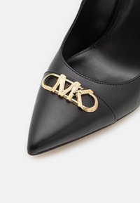 MICHAEL Michael Kors PARKER  - Klasické lodičky na opätku - black