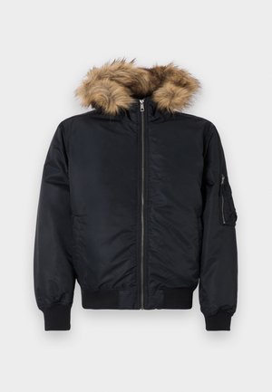 Melna bomber jaka ar mākslīgās ādas kapuci, ar rāvējslēdzēju priekšā, ribotām piedurknēm un sānu kabatām. Gluda virsma ar smalku spīdumu.