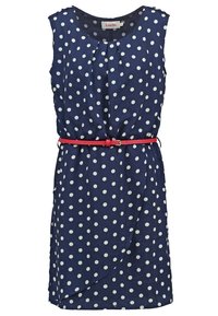 Robe sans manches bleu marine à pois blancs, encolure plissée et fine ceinture rouge à la taille.