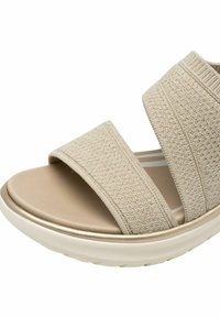 Sandale beige avec deux larges brides en tissu texturé et une semelle rembourrée, conçue pour le confort et une utilisation décontractée.