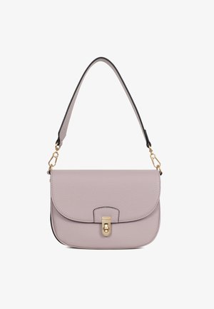 Jasnofioletowa skórzana torba na ramię z zakrzywioną klapką, złotym zapięciem i szerokim regulowanym paskiem z złotymi klamrami.
