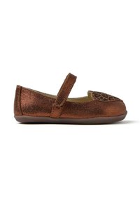 Zapato Mary Jane de bronce brillante con una correa, punta redondeada y acento de estampado de leopardo en la punta. Textura suave y suela plana y flexible.