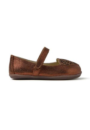 Zapato Mary Jane de bronce brillante con una correa, punta redondeada y acento de estampado de leopardo en la punta. Textura suave y suela plana y flexible.